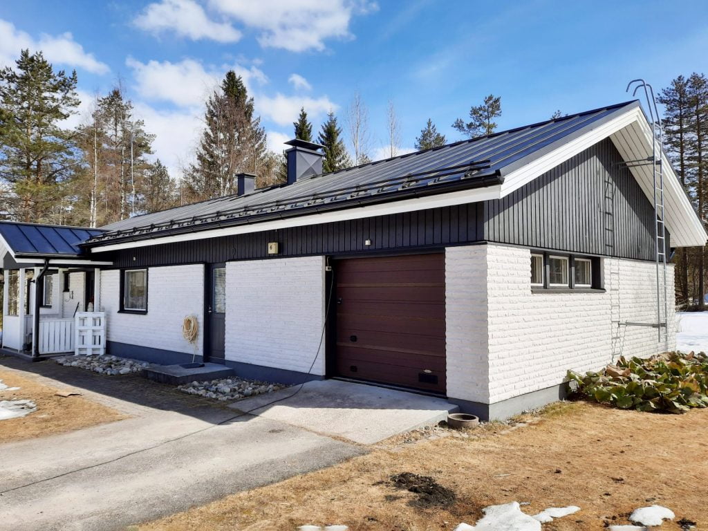 Kattoturvatuotteiden asennus, Suomussalmi. Lumiesteet, ja rännit peltikatolle.